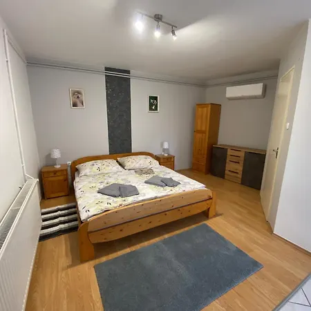 アパート Karmen Apartmanhaz ヘーヴィーズ