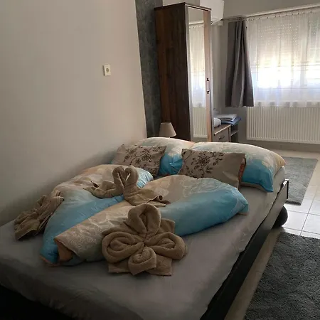 Karmen Apartmanhaz アパート ヘーヴィーズ