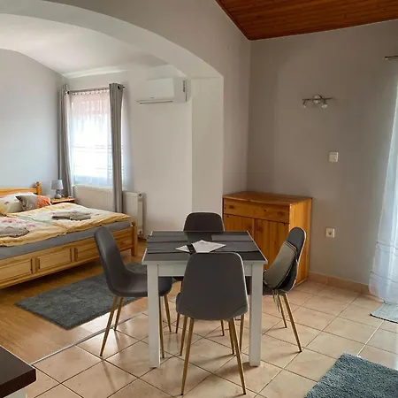 アパート Karmen Apartmanhaz *