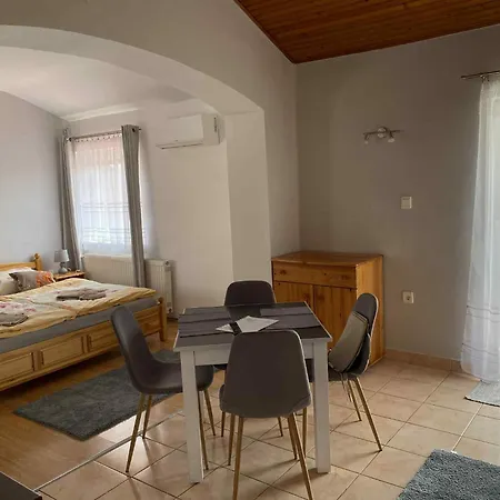 Karmen Apartmanhaz アパート ヘーヴィーズ