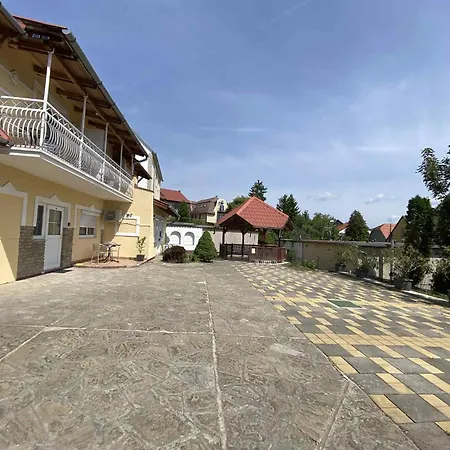 Karmen Apartmanhaz Апартаменты Хевиз