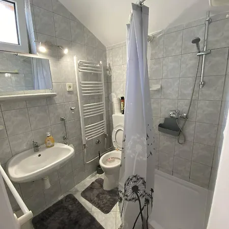 Karmen Apartmanhaz アパート ヘーヴィーズ